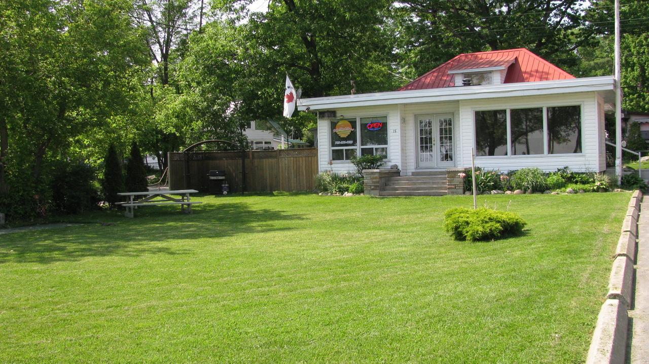 Balm Beach Resort And Motel Exterior photo